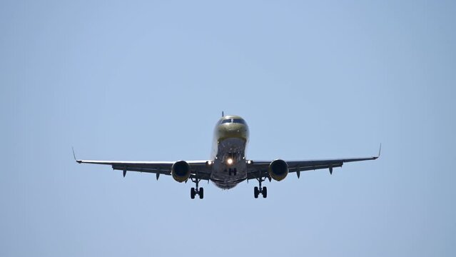 頭上を通過するエンブラエルERJ-175 (県営名古屋空港, 2024年3月）