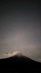 富士山と星空が映った夜景写真