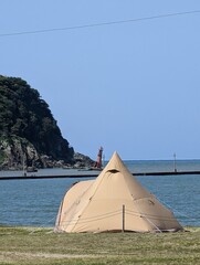 海辺のキャンプでワンポールテントを設置する