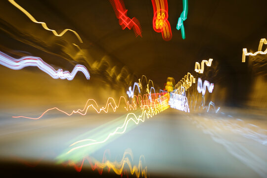 luces de colores trepidantes. Tunel abstracto de luces hacia un punto de fuga. lineas de luz hacia un mismo punto central. Efecto vista con mareo.