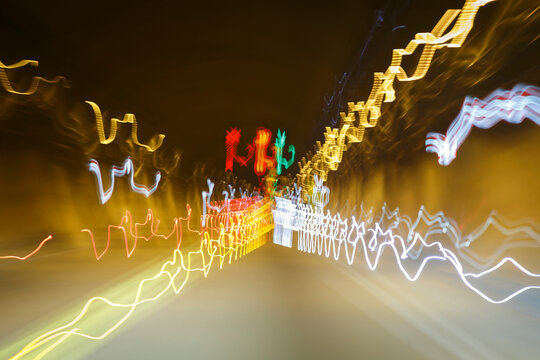 luces de colores trepidantes. Tunel abstracto de luces hacia un punto de fuga. lineas de luz hacia un mismo punto central. Efecto vista con mareo.