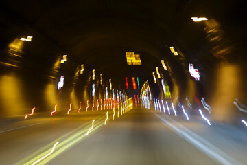 luces de colores trepidantes. Tunel abstracto de luces hacia un punto de fuga. lineas de luz hacia...