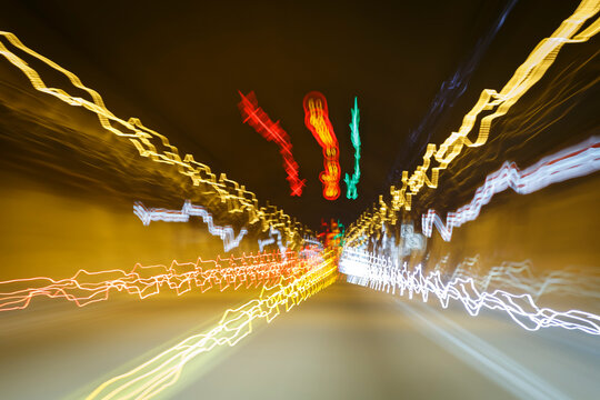 luces de colores trepidantes. Tunel abstracto de luces hacia un punto de fuga. lineas de luz hacia un mismo punto central. Efecto vista con mareo.