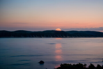 Naklejka premium sunset over the lake