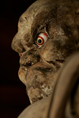 仁王像は、阿形（あぎょう）像と形（うんぎょう）像の二体一組で配置されているのが一般的で、どちらも仁王像と呼ばれます。金剛力士像は寺院の門などに安置されることが多く、仏法を守る神のことを言います。さまざまな敵が来たときに、それらから寺院を守る役割があります。