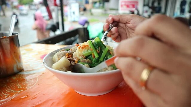 Footage of eating chicken noodles on the side of the road,mie ayam