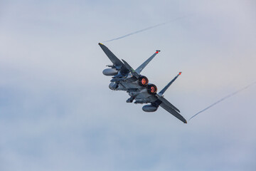 大空を飛ぶ戦闘機