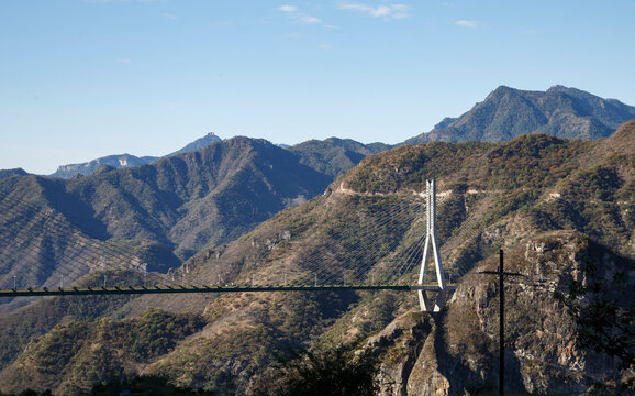 Puente Baluarte, el m&aacute;s alto del mundo, construcci&oacute;n atirantada de ingenier&iacute;a moderna. De fondo la Sierra de Durango. Formaciones rocosas de la naturaleza, Orograf&iacute;a de Mexico. Semidesierto.