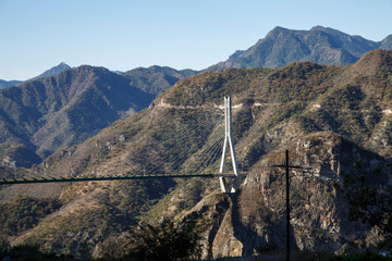 Puente Baluarte, el más alto del mundo, construcción atirantada de ingeniería moderna. De fondo la Sierra de Durango. Formaciones rocosas de la naturaleza, Orografía de Mexico. Semidesierto.