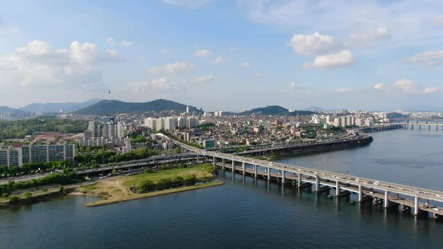 Road traffic at Banpo Bridge over the Han River in Yongsan-gu, Seoul, South Korea