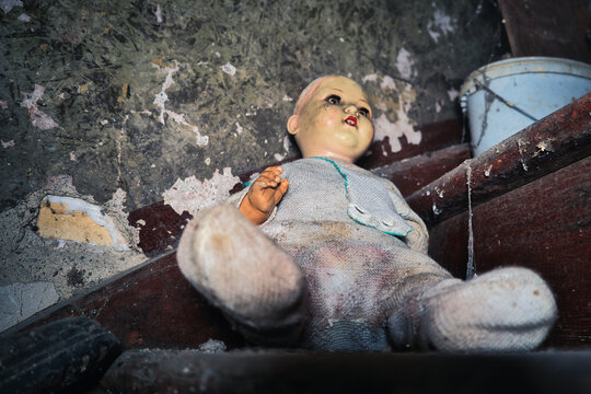 Doll in an abandoned place - Verlassener Ort - Beatiful Decay - Verlassener Ort - Urbex / Urbexing - Lost Place - Artwork - Creepy - High quality photo