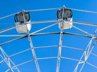 Ferris wheel attraction against a blue sky - 756981339
