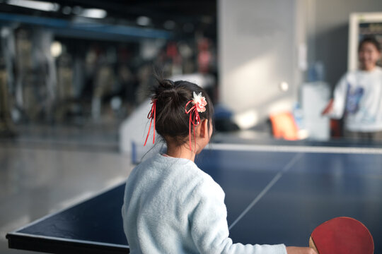 A girl is playing pingpang