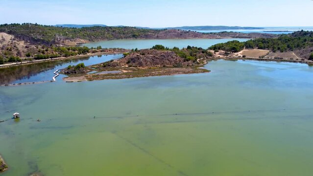 Vue a&eacute;rienne de la Ballade des Pontons de Peyriac de Mer, Aude, Occitanie, Etang de Bages-Sigean