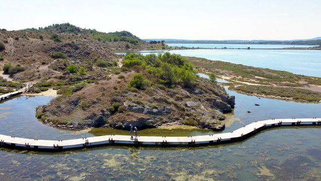 Vue a&eacute;rienne de la Ballade des Pontons de Peyriac de Mer, Aude, Occitanie, Etang de Bages-Sigean
