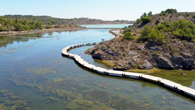 Vue a&eacute;rienne de la Ballade des Pontons de Peyriac de Mer, Aude, Occitanie, Etang de Bages-Sigean