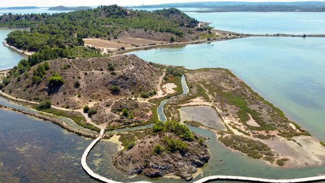Vue a&eacute;rienne de la Ballade des Pontons de Peyriac de Mer, Aude, Occitanie, Etang de Bages-Sigean