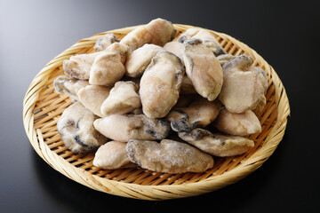 ザルに盛った冷凍の牡蠣