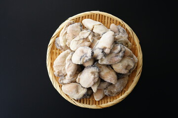 ザルに盛った冷凍の牡蠣
