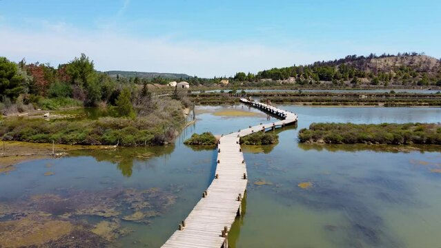 Vue a&eacute;rienne de la Ballade des Pontons de Peyriac de Mer, Aude, Occitanie, Etang de Bages-Sigean