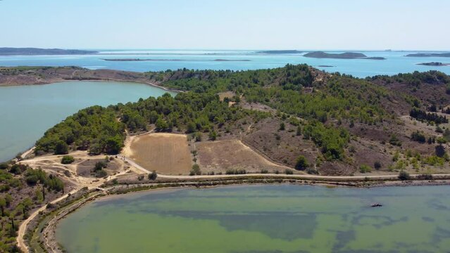 Vue a&eacute;rienne de la Ballade des Pontons de Peyriac de Mer, Aude, Occitanie, Etang de Bages-Sigean
