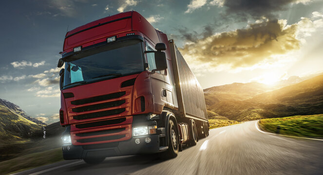 LKW auf einer Landstra&szlig;e