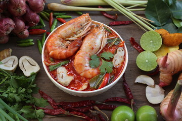 Creamy Tom Yum Kung Soup along with various raw materials
