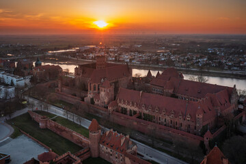 Fototapeta premium Malbork castle over the Nogat river at sunset, Poland