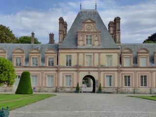 Fototapeta na wymiar Extérieur du Château de Fontainebleau
