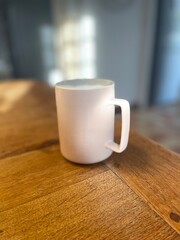 Mug posé sur une table en bois