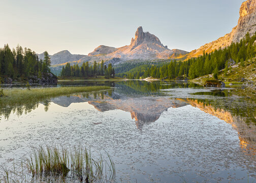 Lago di Federa, Becco di Mezzod&igrave;, Croda da Lago, Venetien, Italien
