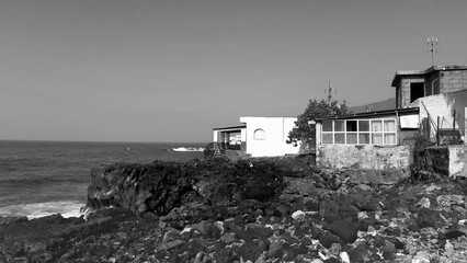 black and white photo of a beautiful tropical beach - obrazy, fototapety, plakaty