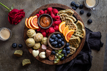 plateau de fruits gâteaux et chocolat brunch romantique, petit déjeuner au lit