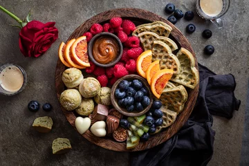 Fotobehang plateau de fruits gâteaux et chocolat brunch romantique, petit déjeuner au lit © Anne DEL SOCORRO