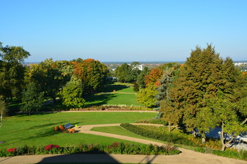 Blick vom Weinberg auf einen Park