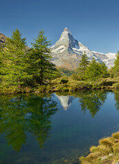 Naklejka na ściany i meble eine Person, Grindjisee, Matterhorn, Zermatt, Wallis, Schweiz