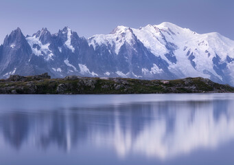 Fototapeta na wymiar Lac De Cheserys, Aiguille du Plan, Aiguille du Midi, Mont Blanc, Haute-Savoie, Frankreich