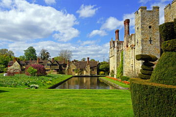 Fototapeta na wymiar Hever castle in England and its beautiful surroundings