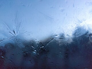 車内から見た氷の張りついた冬のフロントグラス