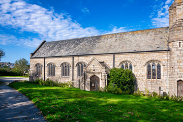 Schönes Seitenschiff einer alten Kirche in Cornwall 