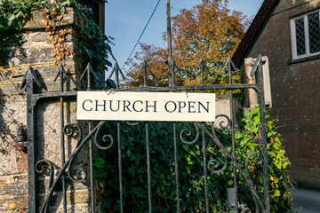 Kirchengeöffnet Schild an dem Eingang einer alten Kirche in Cornwall
