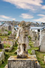 Schöner kleiner Engel auf einem Friedhof in St. Ives
