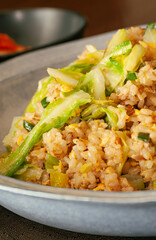 心がほっこり温まる春キャベツ入りの玄米炒飯、健康志向のあなたにぴったり