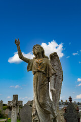 Großer Engel mit erhobener Hand auf einem Friedhof in St. Ives