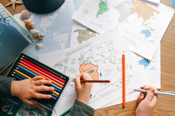 Children do a geography assignment, color the continents