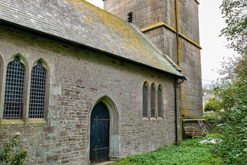 Seitenflügel einer loten Kirche in Cornwall
