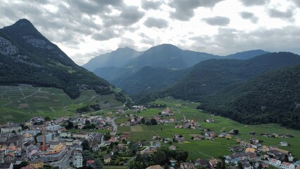 Fototapeta na wymiar Montagne suisse avec maison 
