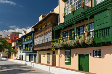 bunte Balkone in Santa Cruz de la Pama, Insel La Palma, Kanarische Inseln, Spanien - obrazy, fototapety, plakaty