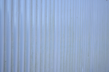 青いトタン板の壁