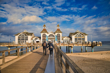 Touristen auf der Seebrücke Sellin an der Ostsee, Ostseebad Sellin auf der Insel Rügen,...